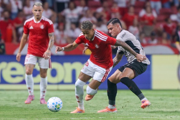 Internacional sai do Beira-Rio amargando derrota na estreia