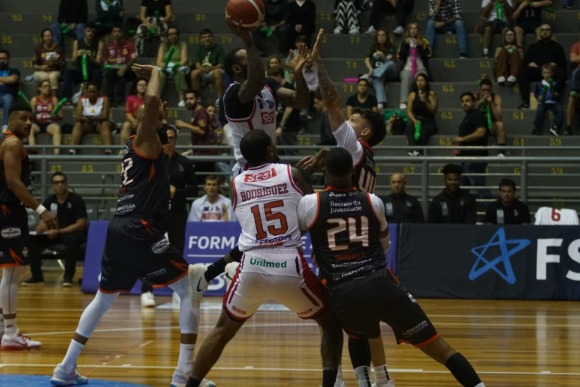 Pelo NBB | Caxias do Sul Basquete é superado pelo Pinheiros