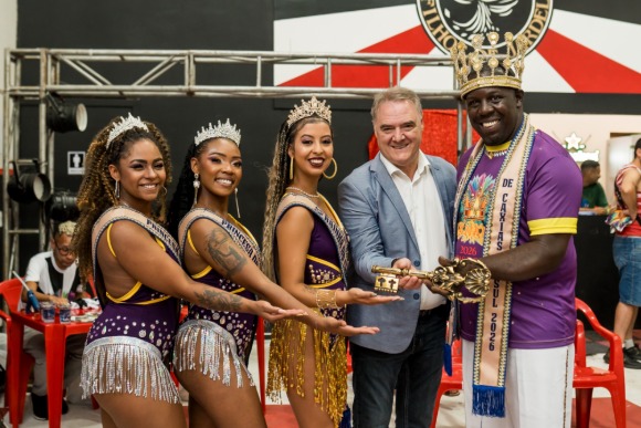 Entrega da chave da cidade abre Carnaval de Rua de Caxias