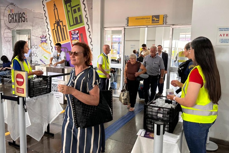 Quem veio de fora foi recepcionado com uvas no desembarque