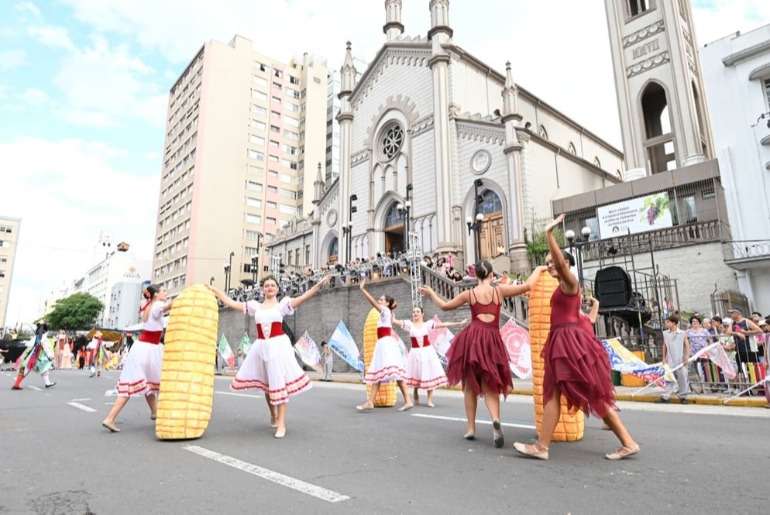 Primeiro desfile de dia da Festa da Uva ocorreu no domingo
