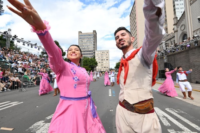 Primeiro desfile de dia da Festa da Uva ocorreu no domingo