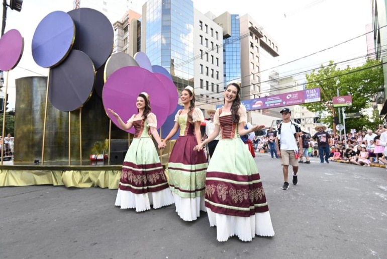 Primeiro desfile de dia da Festa da Uva ocorreu no domingo