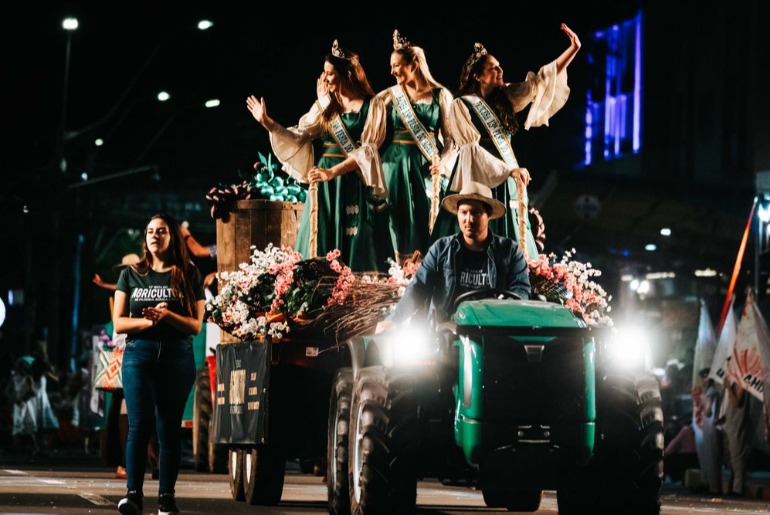 3º Desfile Cênico da Festa da Uva reuniu 13 mil pessoas