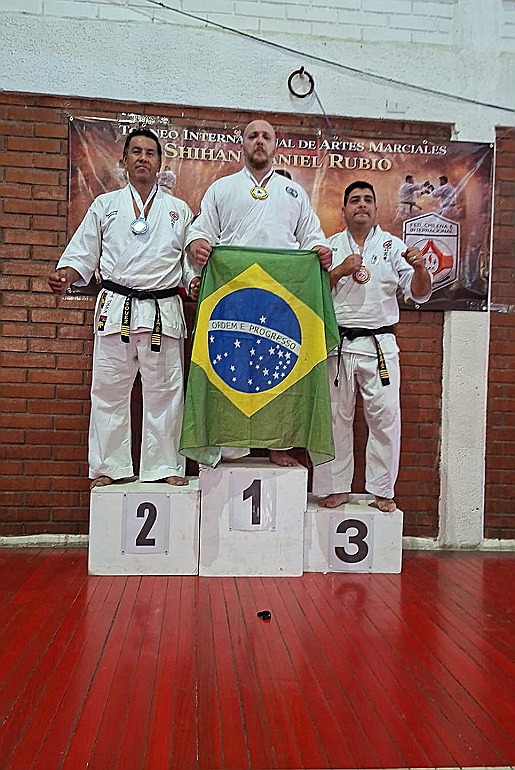 Atleta de Caxias do Sul conquista título de karatê no Chile