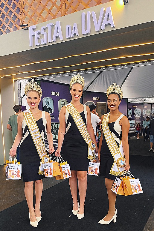 Comitiva da Fenadoce realiza visita à Festa Nacional da Uva