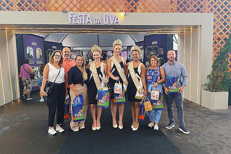 Comitiva da Fenadoce realiza visita à Festa Nacional da Uva