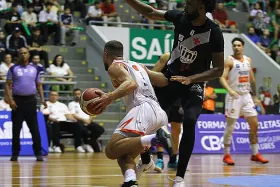 Caxias do Sul Basquete vence o Vasco por 71 a 69 no Sesi