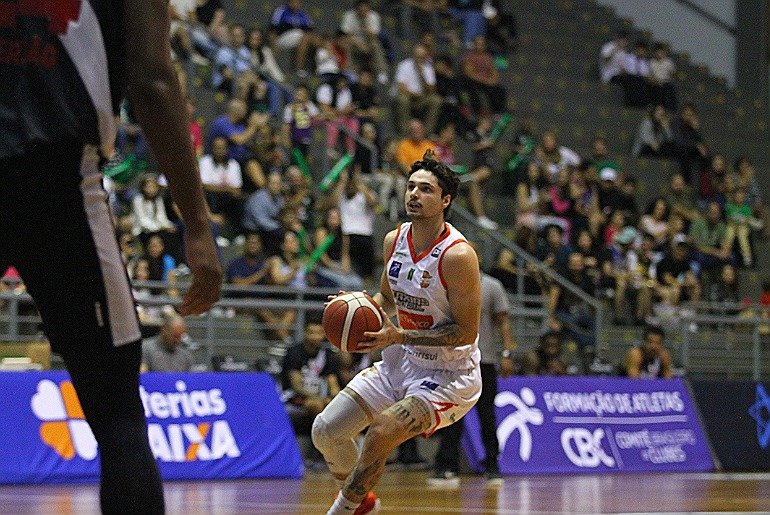 Caxias do Sul Basquete vence o Vasco por 71 a 69 no Sesi