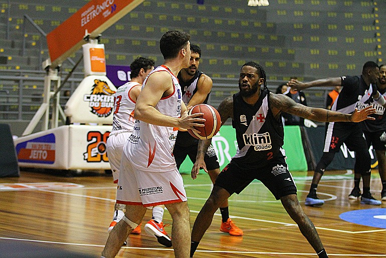 Caxias do Sul Basquete vence o Vasco por 71 a 69 no Sesi