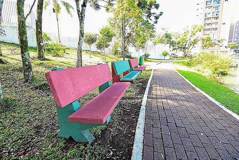 A Prefeitura de Caxias do Sul, por meio da Secretaria Municipal de Gestão Urbana (SMGU), finalizou na última sexta-feira (20.03) a revitalização do Parque da Lagoa do Rizzo, no Bairro Desvio Rizzo. Esta é a 43ª área de lazer revitalizada na cidade.    As equipes de Praças, Parques e Jardins (PPJ) e de Manutenção de Equipamentos de Esporte e Lazer da SMGU fizeram o reparo e pintura dos parques infantis, da Academia da Melhor Idade, dos meios-fios, dos bancos e lixeiras, além do nivelamento da pista de caminhada, capina e roçada de toda a área. O parque também recebeu novos pontos de iluminação pública, serviço feito pela PPP da Iluminação.    Viaduto Campo dos Bugres    Na segunda-feira (23/03) as equipes iniciaram a revitalização do Viaduto Campo dos Bugres, na RS-122, no cruzamento com a Perimetral. Após receber, no início de fevereiro, serviços de jardinagem, recolhimento de entulhos e lavagem da estrutura reutilizando a água do Acqua Fest, o viaduto agora está recebendo uma nova pintura.