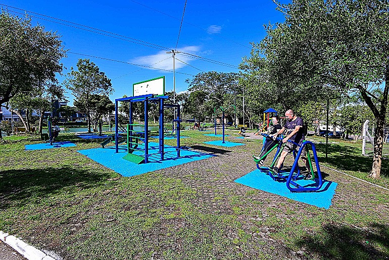 A Prefeitura de Caxias do Sul, por meio da Secretaria Municipal de Gestão Urbana (SMGU), finalizou na última sexta-feira (20.03) a revitalização do Parque da Lagoa do Rizzo, no Bairro Desvio Rizzo. Esta é a 43ª área de lazer revitalizada na cidade.    As equipes de Praças, Parques e Jardins (PPJ) e de Manutenção de Equipamentos de Esporte e Lazer da SMGU fizeram o reparo e pintura dos parques infantis, da Academia da Melhor Idade, dos meios-fios, dos bancos e lixeiras, além do nivelamento da pista de caminhada, capina e roçada de toda a área. O parque também recebeu novos pontos de iluminação pública, serviço feito pela PPP da Iluminação.    Viaduto Campo dos Bugres    Na segunda-feira (23/03) as equipes iniciaram a revitalização do Viaduto Campo dos Bugres, na RS-122, no cruzamento com a Perimetral. Após receber, no início de fevereiro, serviços de jardinagem, recolhimento de entulhos e lavagem da estrutura reutilizando a água do Acqua Fest, o viaduto agora está recebendo uma nova pintura.