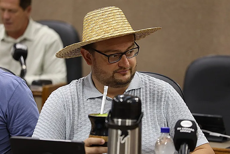 João Uez deixa o Samae e reassume sua cadeira na Câmara