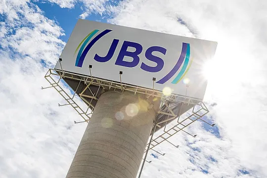 JBS registra receita recorde de US$ 86,2 bi em 2025
