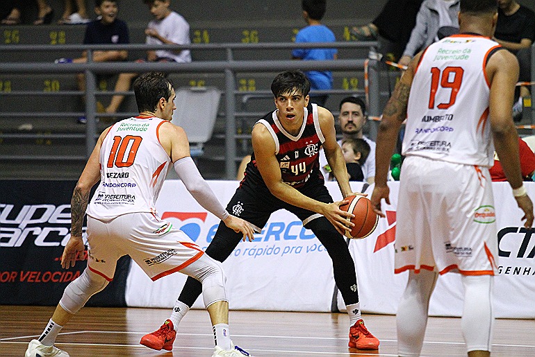 Caxias do Sul Basquete vence o Flamengo