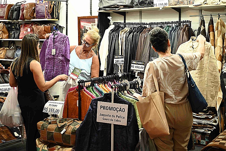 Loucura por Sapatos abre com descontos atrativos