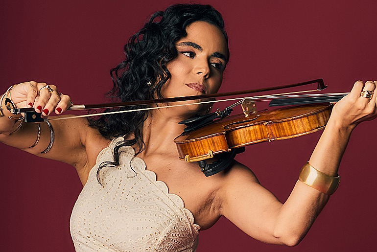 Carol Panesi mergulha na diversidade da cultura brasileira