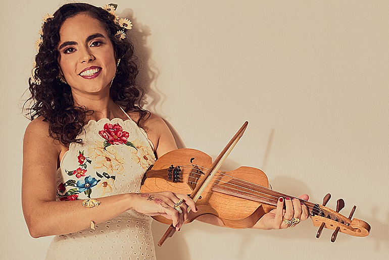 Carol Panesi mergulha na diversidade da cultura brasileira