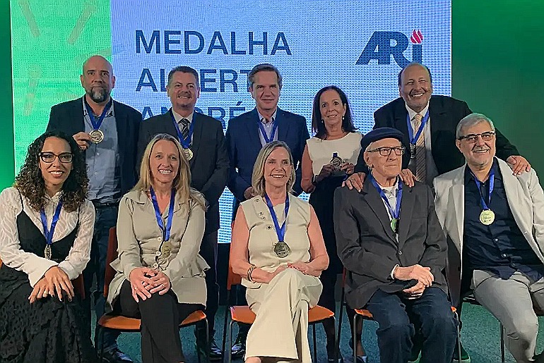 Jornalista Vania Espeiorin recebe Medalha Alberto André