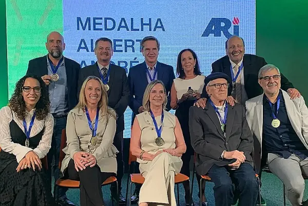 Jornalista Vania Espeiorin recebe Medalha Alberto André