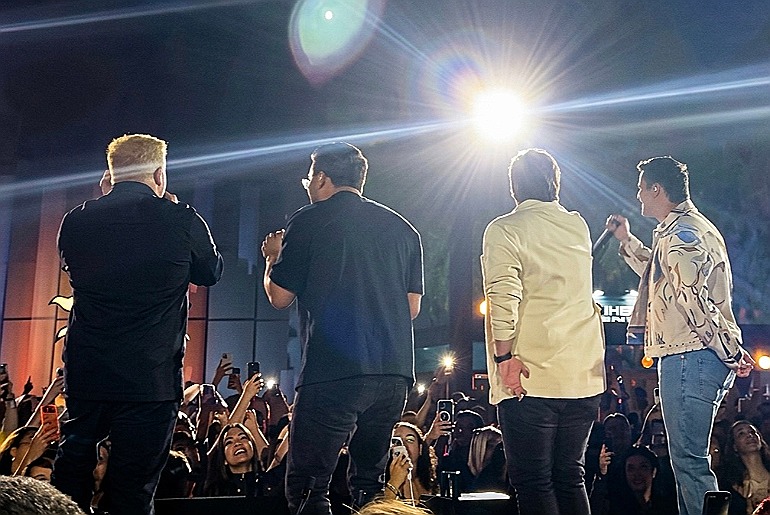 Breno & Bernardo no palco ao lado de Matheus & Kauan em BH 