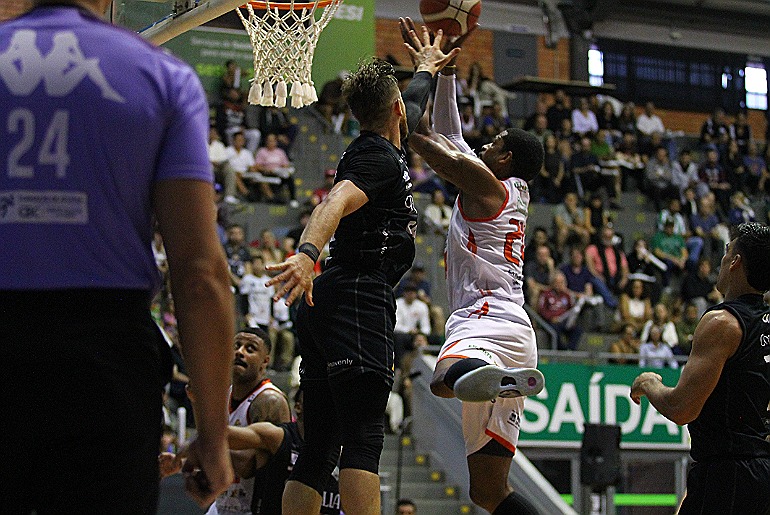 Caxias do Sul Basquete perde jogo 2 dos playoffs