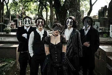Versalie Waltz lança “Whispers”, álbum de estréia 