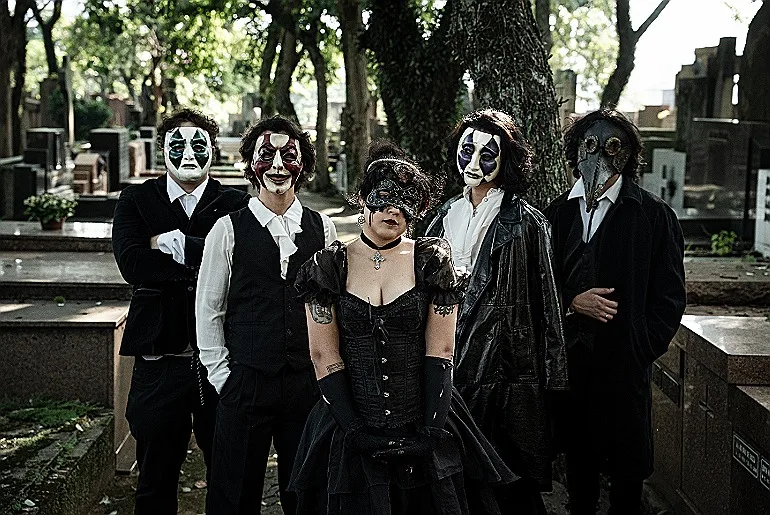 Versalie Waltz lança “Whispers”, álbum de estréia 