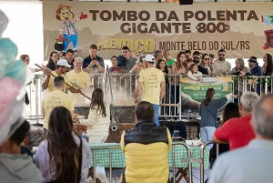 Tombo da polenta gigante arrasta multidão e emociona público