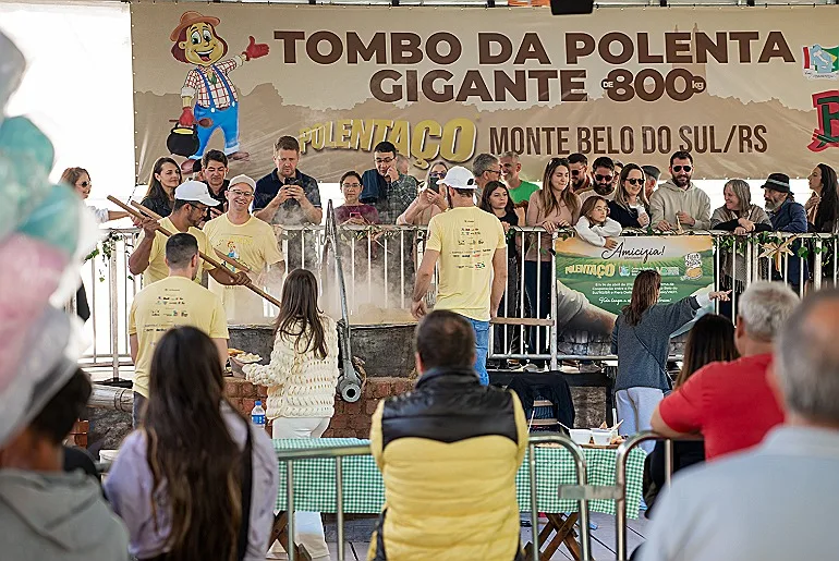 Tombo da polenta gigante arrasta multidão e emociona público