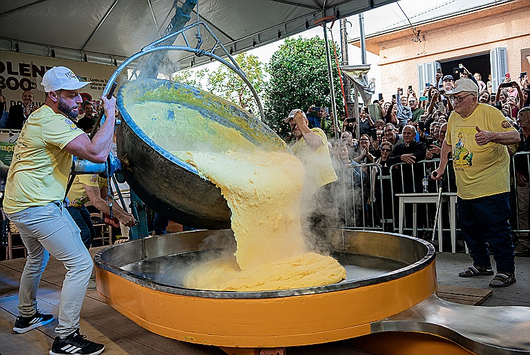 Tombo da polenta gigante arrasta multidão e emociona público