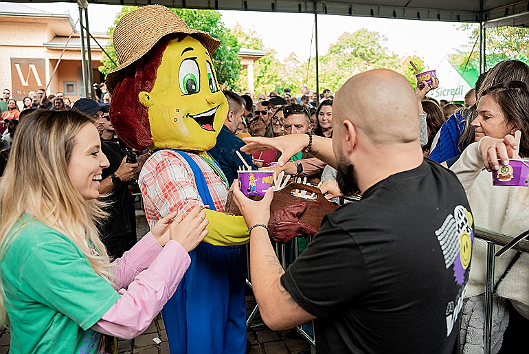 Tombo da polenta gigante arrasta multidão e emociona público