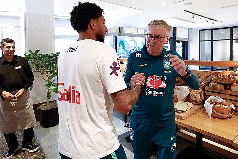 Ancelotti recebe Ederson no restaurante da concentrac?a?o