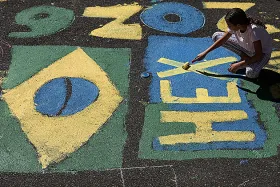 Quadra 415 norte, em Brasília, decoram a rua para a Copa
