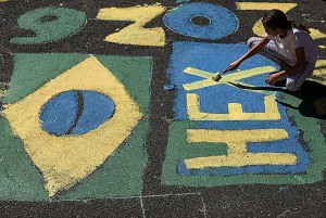Quadra 415 norte, em Brasília, decoram a rua para a Copa