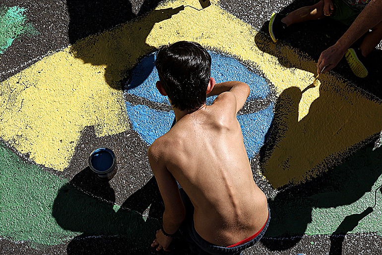 Quadra 415 norte, em Brasília, decoram a rua para a Copa