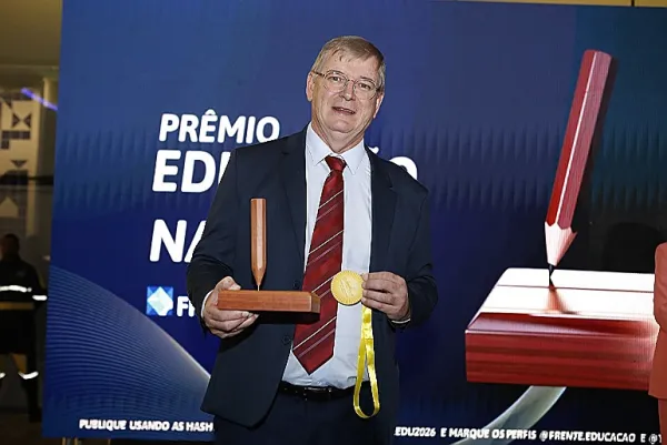 Coordenador da OBA e da OBAFOG recebe Prêmio Educação 