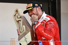Lewis Hamilton quebra jejum da Ferrari e volta a vencer