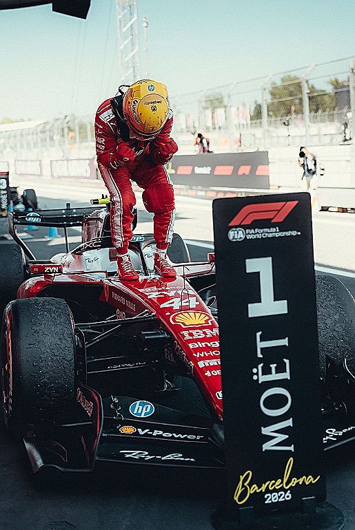 Lewis Hamilton quebra jejum da Ferrari e volta a vencer