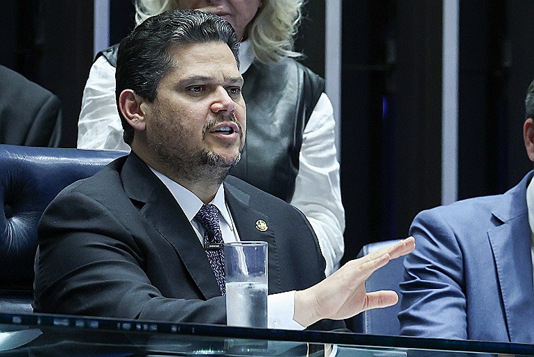 'Alegações falsas' | Davi Alcolumbre nega alegações da Veja