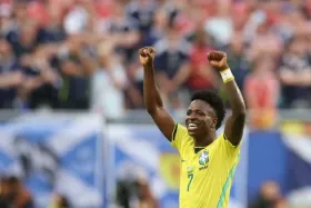 Brasil vence a Escócia e se classifica em primeiro no grupo