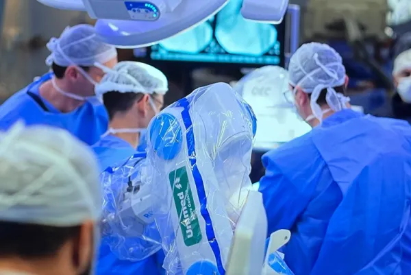 Unimed realiza inédita cirurgia robótica de quadril 