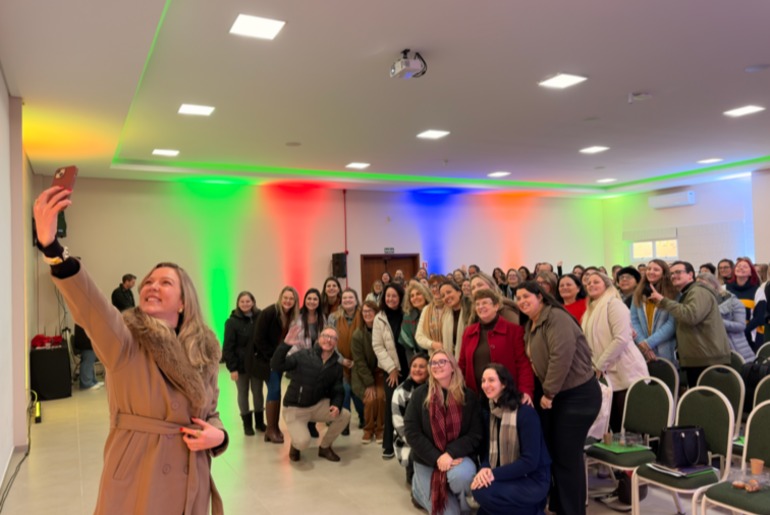 Mais de 300 educadores participam de formação 