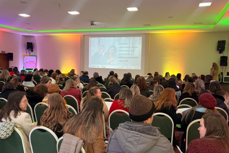 Mais de 300 educadores participam de formação 