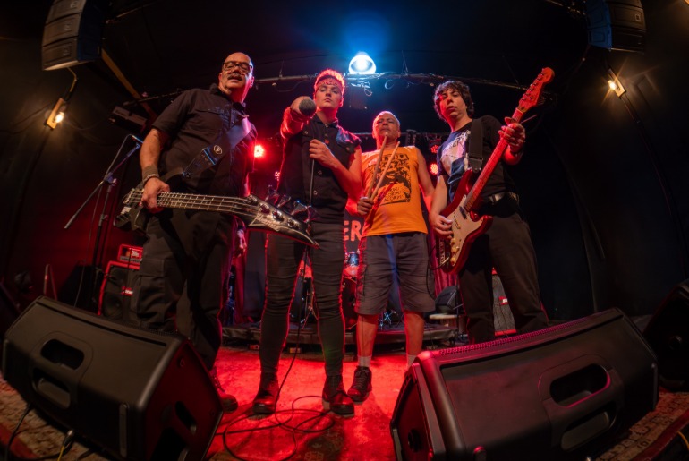  Novo álbum do Cólera chega à coleção "Red Star Sessions", que celebra a história da música independente brasileira em 10 LPs