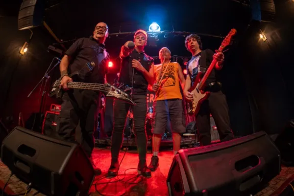  Novo álbum do Cólera chega à coleção "Red Star Sessions", que celebra a história da música independente brasileira em 10 LPs