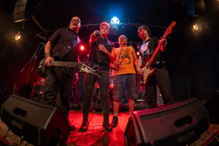  Novo álbum do Cólera chega à coleção "Red Star Sessions", que celebra a história da música independente brasileira em 10 LPs
