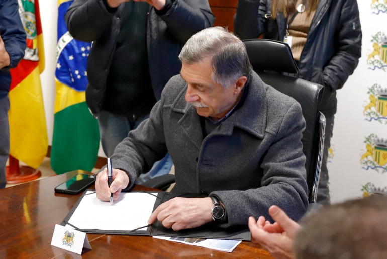 Vai decolar? | Prefeito Adiló assina contrato para a construção da primeira etapa do Aeroporto Regional da Serra Gaúcha