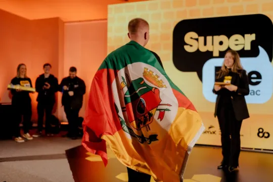 Emoção no palco: Super Bee do Senac-RS reúne estudantes em disputas de soletração e oratória em inglês