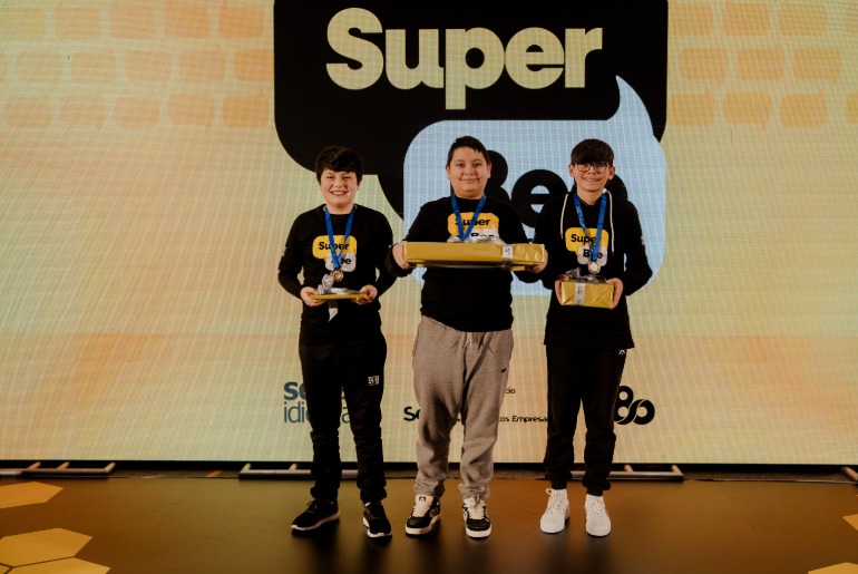 Emoção no palco: Super Bee do Senac-RS reúne estudantes em disputas de soletração e oratória em inglês